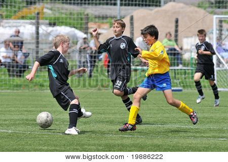 KAPOSVAR ฮังการี - 5 มิถุนายน: Gergo Perak (ที่ 2 จาก L) ในการดำเนินการที่ Championshi ประเทศฮังการี