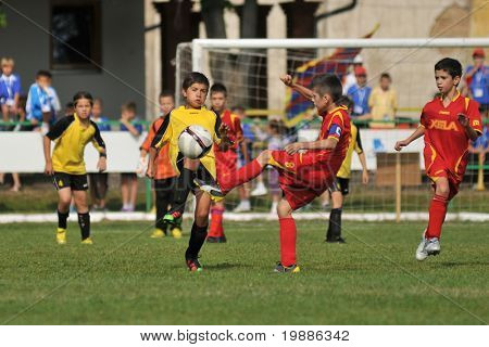KAPOSVAR, Hungría - 19 de julio: Los jugadores no identificados en acción en el VI. Coincidir con el Festival de fútbol juvenil