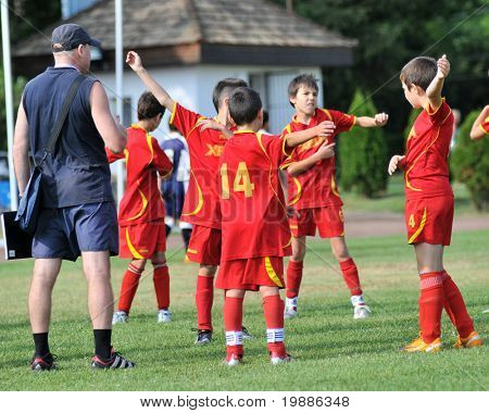 KAPOSVAR, Hungría - 19 de julio: Los jugadores rumanos de calentamiento antes de la VI. Festival de fútbol juvenil de la estera