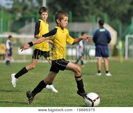 KAPOSVAR, Hungría - 19 de julio: Los jugadores no identificados en acción en el VI. Coincidir con el Festival de fútbol juvenil