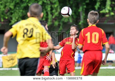 KAPOSVAR, Hungría - 19 de julio: Los jugadores no identificados en acción en el VI. Coincidir con el Festival de fútbol juvenil