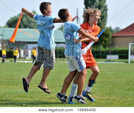 KAPOSVAR ฮังการี - 19 กรกฏาคม: สโลเวเนียเล่นฉลองชนะหลังจาก VI Festi ฟุตบอลเยาวชน