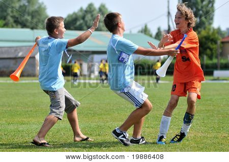KAPOSVAR ฮังการี - 19 กรกฏาคม: สโลเวเนียเล่นฉลองชนะหลังจาก VI Festi ฟุตบอลเยาวชน