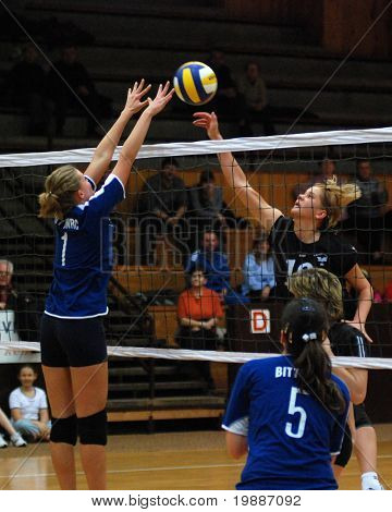 KAPOSVÁR, Maďarsko - 11. února: Gabriella Serak (L) blokuje míč na maďarský Extra liga w