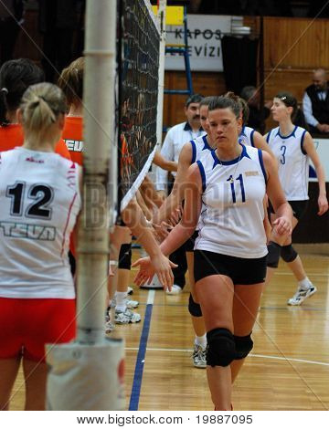 Jönköpings Södra, Ungern - 28 januari: Konkurrenterna skaka hand innan den ungerska Extra liga kvinnan 