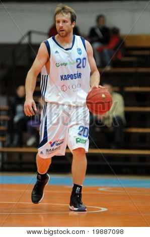 KAPOSVAR, Ungarn - SEPTEMBER 7: Josh Wilson i aktion på en venlig basketball spil Kaposvar (HUN) 