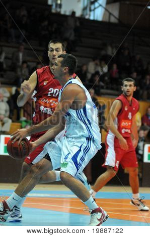 KAPOSVAR, Ungarn - SEPTEMBER 7: Uidentificerede spillere i aktion på en venlig basketball spil Kaposv
