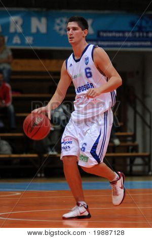 KAPOSVAR, Ungarn - SEPTEMBER 7: Uidentificerede spillere i aktion på en venlig basketball spil Kaposv