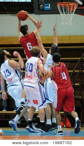 KAPOSVAR, Ungarn - SEPTEMBER 7: Uidentificerede spillere i aktion på en venlig basketball spil Kaposv