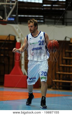 KAPOSVAR, Ungarn - SEPTEMBER 7: Josh Wilson i aktion på en venlig basketball spil Kaposvar (HUN) 