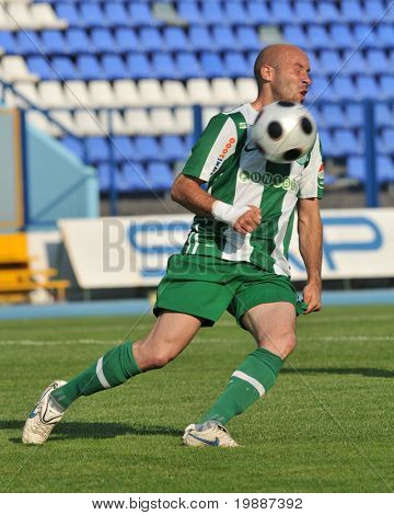 OSIJEK i Kroatien - 2 juli: Uidentificerede spiller i aktion på en venlig fodboldkamp Osijek (CRO) vs F