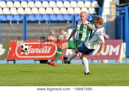 OSIJEK i Kroatien - 2 juli: Uidentificerede spillere i aktion på en venlig fodbold spil Osijek (CRO) vs. 
