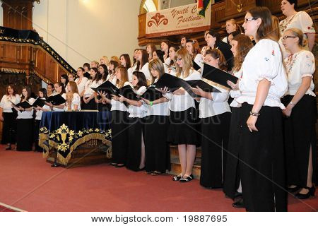 KAPOSVAR, Ungarn - 26 AUGUST: Medlemmer af Kodaly Zoltan Grammar School kor synge på IV. Pan