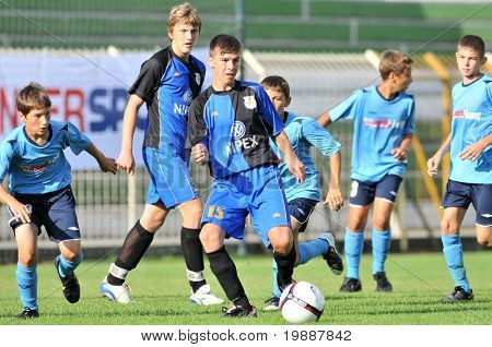 KAPOSVAR, Ungarn - 24 juli: Uidentificerede spillere i aktion på VI. Ungdom fodbold Festival Under