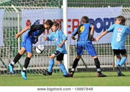 KAPOSVAR, Ungarn - 24 juli: Uidentificerede spillere i aktion på VI. Ungdom fodbold Festival Under