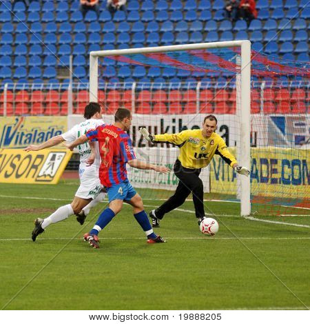 SZEKESFEHERVAR, Węgry - 17 marca: Lorant Olah (L) w akcji s Mistrzostwa Węgier