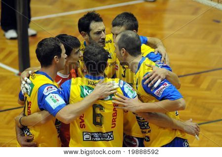 KAPOSVAR, Ungarn - 1 oktober: Posojilnica spillere fejre ved en Middle Europa League volleyball 
