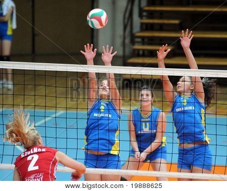 KAPOSVAR, Ungarn - oktober 3: Zsanett Pinter (2. fra L) i aktion på den ungarske NB I. League w