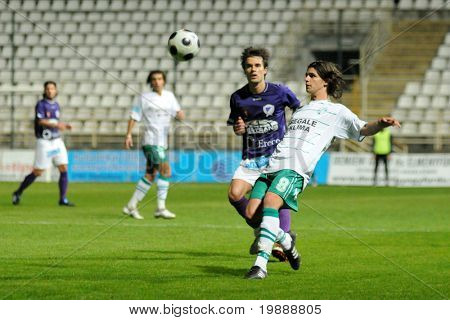 KAPOSVAR, Hungría - 9 de mayo: Kornel Kulcsar (R) en acción en un fútbol de Campeonato Nacional Húngaro 