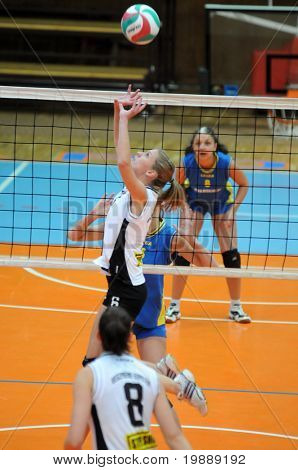 KAPOSVAR, Ungarn - 10 oktober: Spillere i aktion på ungarsk NB I. League kvinde volleyball ga