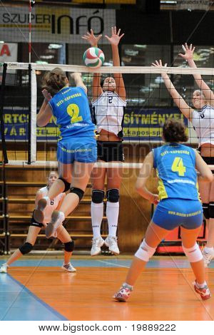 KAPOSVAR, Ungarn - 10 oktober: Zsanett Pinter (L) slår bolden på den ungarske NB I. League wo