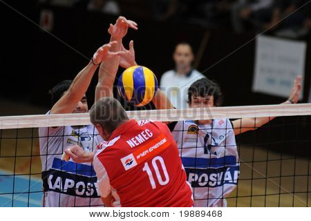 KAPOSVÁR, Maďarsko - 15. října: Nagy (L) a Bagics (R) blokuje míč na střední Evropské ligy 