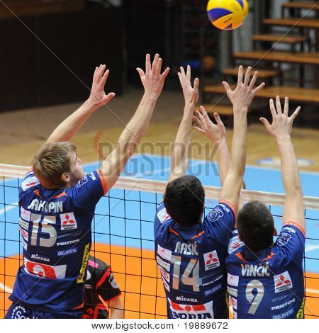 KAPOSVAR ฮังการี - 15 ตุลาคม: Bled เล่นบล็อกลูกที่ g เป็นวอลเล่ย์บอลลีกยุโรปกลาง