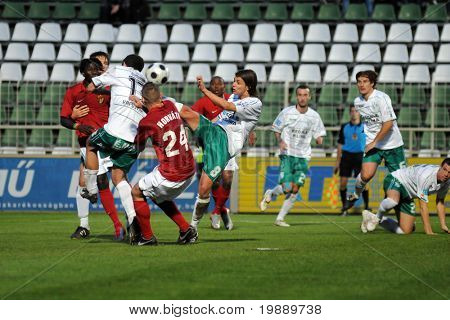 KAPOSVAR, Hungría - 23 de octubre: Kornel Kulcsar (8) en acción en un Campeonato Nacional Húngaro para
