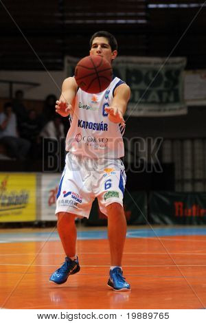 KAPOSVAR, Ungarn - 24. oktober: Gergely Kutasi (6) i aktion på en Hugarian Champonship basketball ga