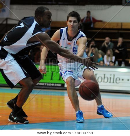 KAPOSVAR, Ungarn - 24. oktober: Gergely Kutasi (6) i aktion på en Hugarian Champonship basketball ga