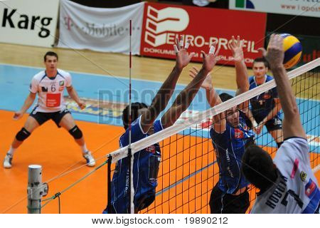 KAPOSVÁR, Maďarsko - 5. listopadu: Akos Hoboth (R) udeří míč na střední Evropské ligy volleyb