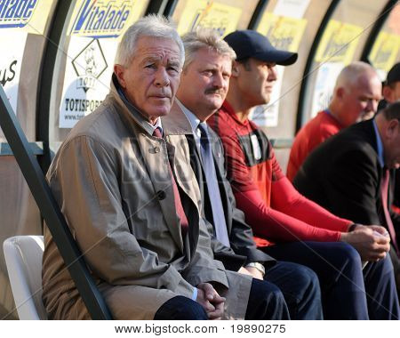 KAPOSVAR ฮังการี - 6 พฤศจิกายน: Gyorgy Mezey (L) (พี่เลี้ยง Videoton) ที่แชมป์ประเทศฮังการี