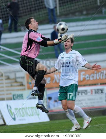 KAPOSVAR ฮังการี - 6 พฤศจิกายน: Arpad Milinte (L) ในการดำเนินการที่เป็น soc ชิงแชมป์แห่งชาติฮังการี