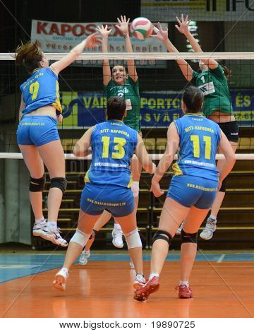 Kaposvar, Ungarn 14. November: Rebeka Rak (l) schlägt die Kugel auf die ungarische nb i. Liga Frau