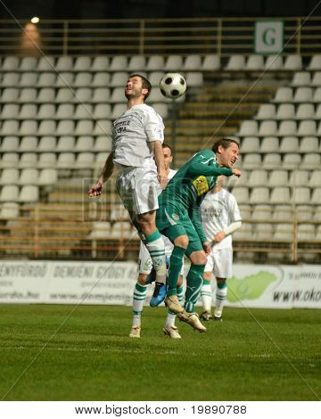 KAPOSVAR, Ungarn - NOVEMBER 19: Pedro Sass (L) i aktion på en ungarsk mesterskab fodbold
