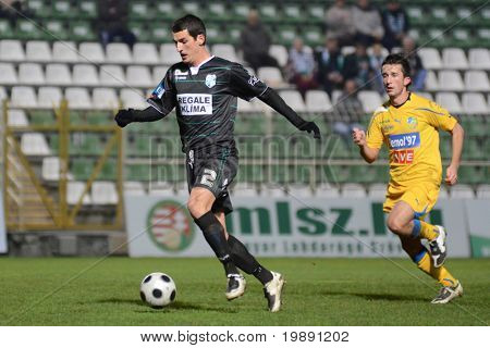 KAPOSVÁR, Maďarsko - 24. listopadu: Marko Scepanovic (2) v akci na pohár maďarská Liga fotbal 