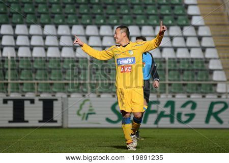 KAPOSVÁR, Maďarsko - 24. listopadu: Homma Kazuo slaví svůj gól v maďarská Liga Cup Fotbal 