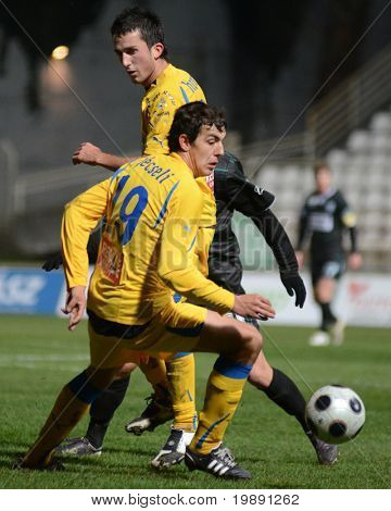KAPOSVÁR, Maďarsko - 24. listopadu: Szilard Pecseli (19) v akci na pohár maďarská Liga fotbal 