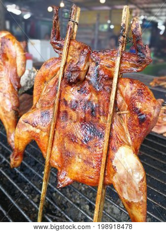 pollo calda di torrefazione sulla griglia del barbecue affumicato