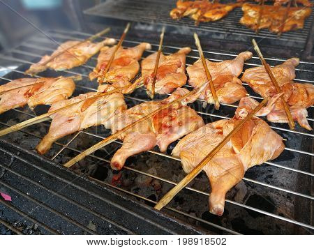 pollo calda di torrefazione sulla griglia del barbecue affumicato