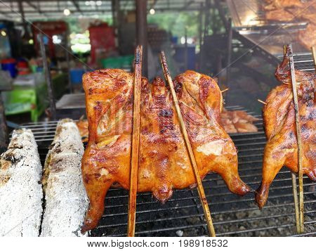 pollo calda di torrefazione sulla griglia del barbecue affumicato