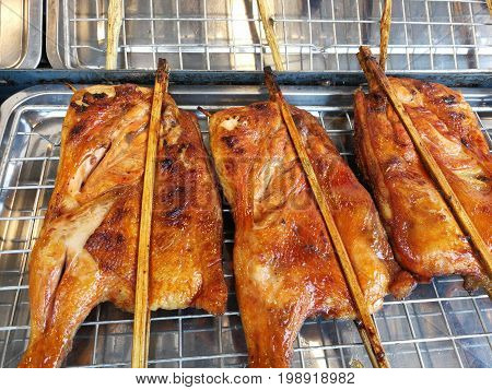 pollo calda di torrefazione sulla griglia del barbecue affumicato