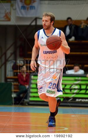 KAPOSVAR, Ungarn - 11. DECEMBER: Josh Wilson i aktion på en ungarsk mesterskab basketball spil K