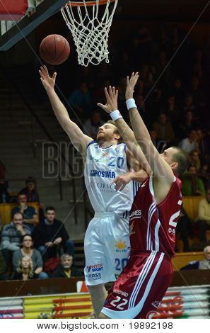KAPOSVAR, Ungarn - 11. DECEMBER: Josh Wilson (i hvidt) i aktion på en ungarsk mesterskab kurv