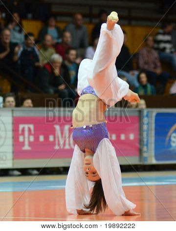 KAPOSVAR, Ungarn - 11. DECEMBER: Danseshow på en ungarsk mesterskab basketball spil Kaposvar vs.