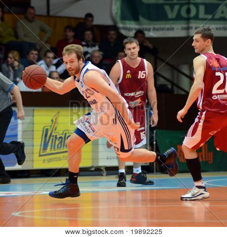 KAPOSVAR, Ungarn - 11. DECEMBER: Josh Wilson (i hvidt) i aktion på en ungarsk mesterskab kurv