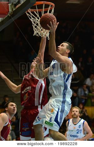 KAPOSVAR, Ungarn - 11. DECEMBER: Robert Kovats (4) i aktion på en ungarsk mesterskab basketball 
