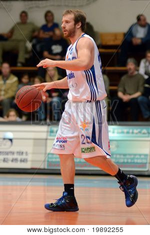 KAPOSVAR, Ungarn - 11. DECEMBER: Josh Wilson i aktion på en ungarsk mesterskab basketball spil K