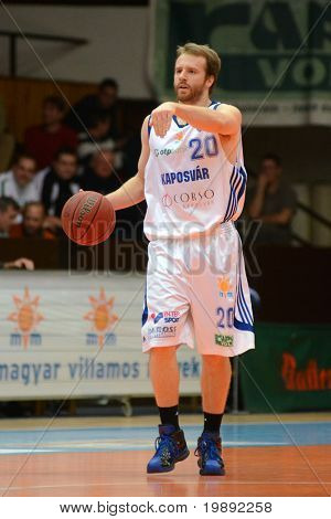 KAPOSVAR, Ungarn - 11. DECEMBER: Josh Wilson i aktion på en ungarsk mesterskab basketball spil K