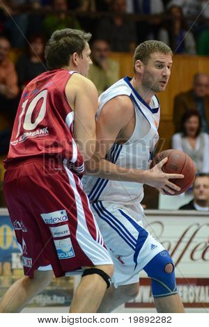 KAPOSVAR, Ungarn - 11. DECEMBER: Uidentificerede spillere i aktion på en ungarsk mesterskab basketball